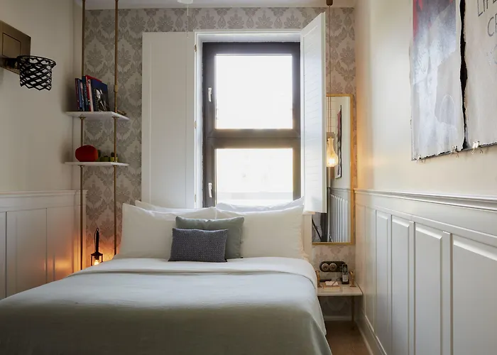 Max Brown Midtown, Part Of Sircle Collection 3*